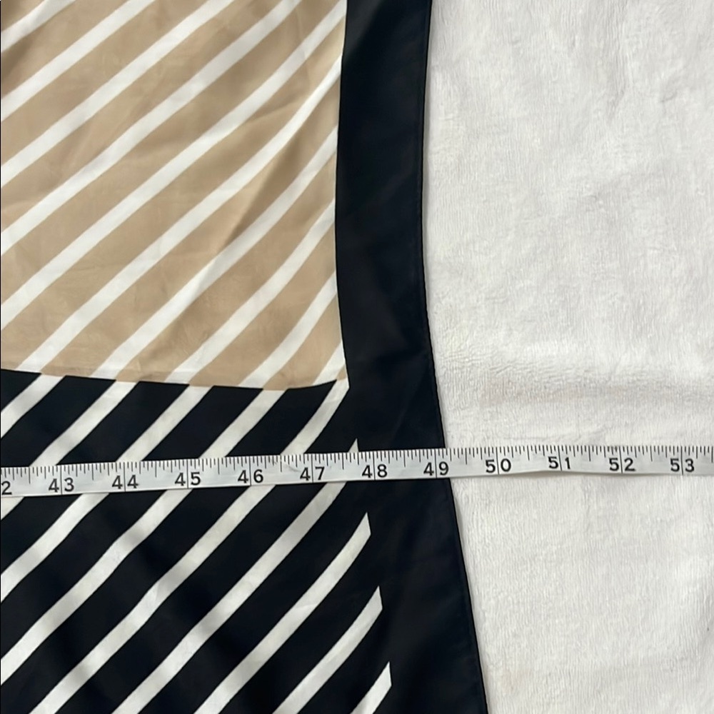 Elegant Striped Scarf with Tassels - Picture 3 of 7